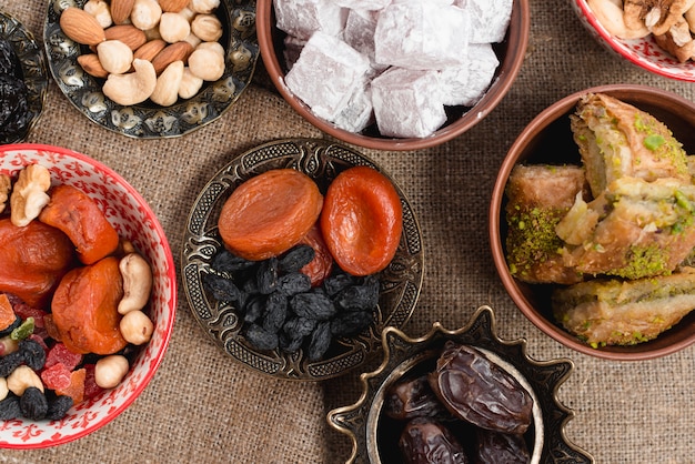 Eine Draufsicht des türkischen Nachtischs auf Ramadan über der Jutetischdecke