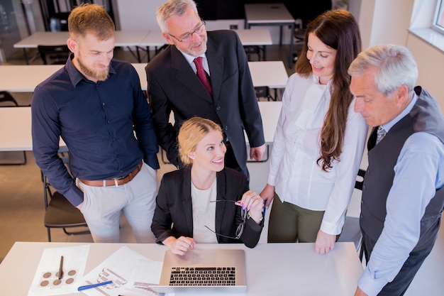 bescheinigung: Arbeitnehmer präsentiert Leistungsnachweis in Unternehmenstreffen