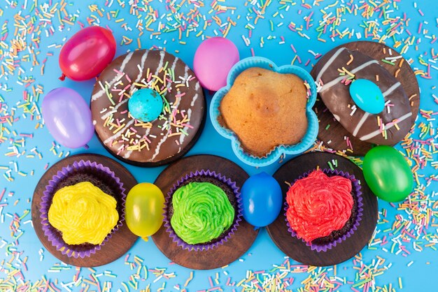 Eine Draufsicht Donuts und Brownies lecker und Schokolade zusammen mit Bonbons auf blau, Candy Cake Keks Farbe