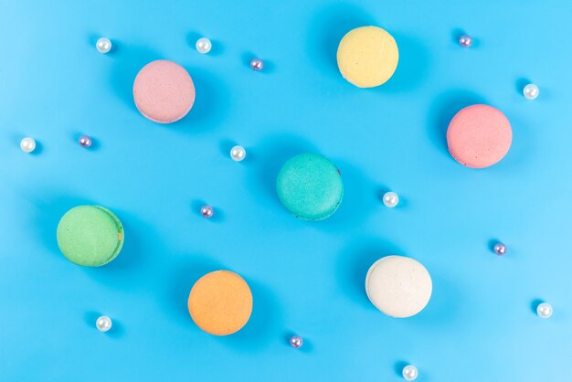 Eine Draufsicht färbte französische Macarons runde süße köstliche lokalisiert auf Blau