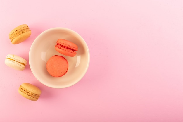 Eine Draufsicht färbte französische Macarons