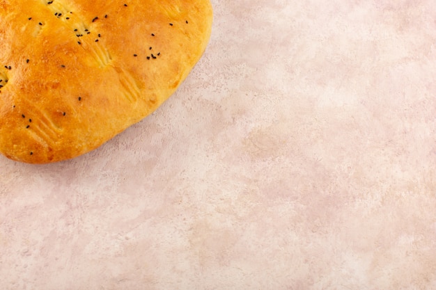 Eine Draufsicht gebackenes Brot heiß lecker frisch auf rosa