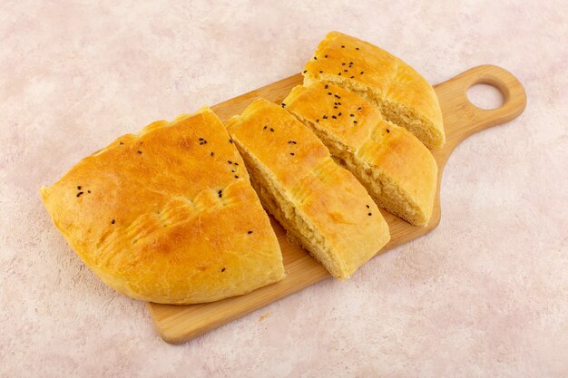 Eine Draufsicht gebackenes Brot heißes leckeres frisches geschnittenes auf Holzschreibtisch auf Rosa
