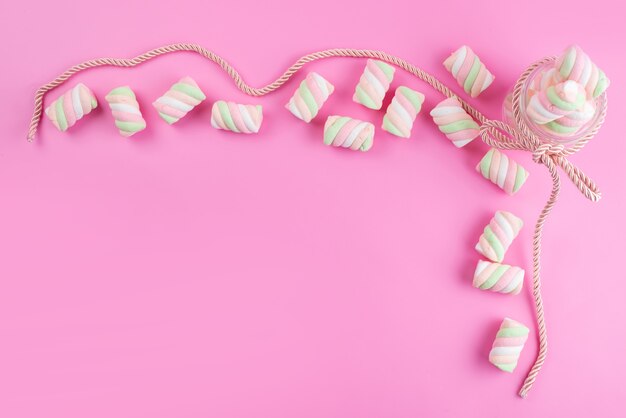 Eine Draufsicht köstliche Marshmallows auf rosa, Zuckerzuckersüßigkeiten