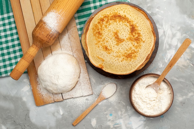 Eine Draufsicht köstliche runde Pfannkuchen mit Mehl