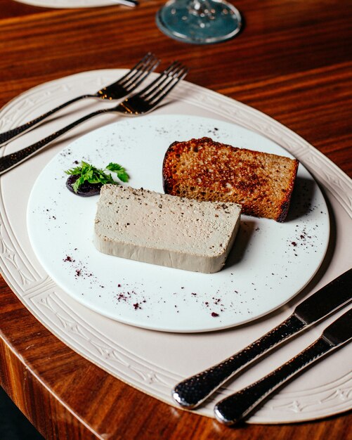 Eine Draufsicht Mahlzeit innerhalb Platte mit Besteck auf dem braunen Holztisch Essen Mahlzeit Abendessen Restaurant