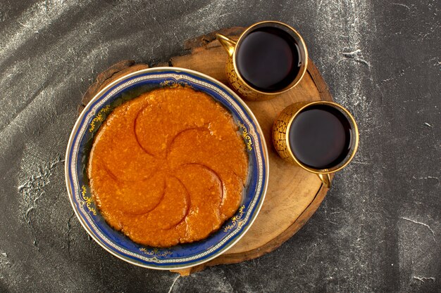 Eine Draufsicht süßes köstliches halva leckeres östliches süßes Dessert innerhalb Platte mit Tee