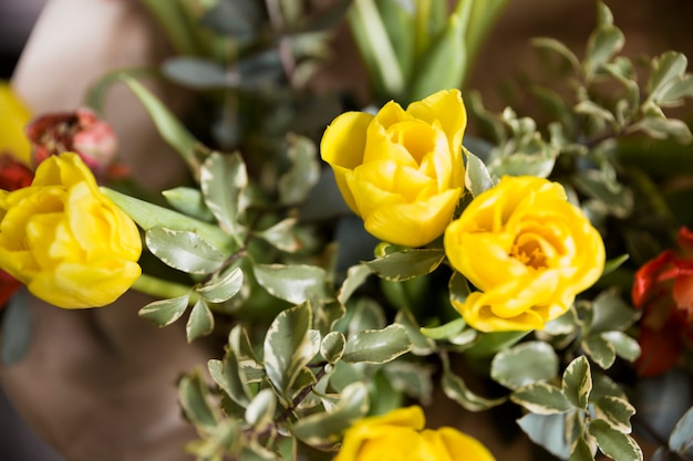Eine Draufsicht von frischen gelben Tulpen im Blumenstrauß