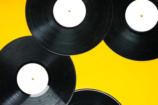 Eine Draufsicht von Vinyl-Schallplatten auf gelbem Hintergrund