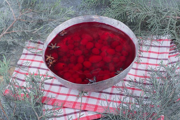 Eine dunkle Pfanne mit rotem Saft auf Marmorhintergrund. Foto in hoher Qualität