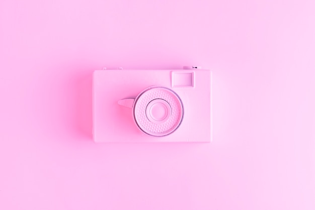 Kostenloses Foto eine erhöhte ansicht der alten kamera der weinlese über rosafarbener oberfläche