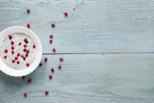 Eine erhöhte Ansicht des Chiasamenpuddings in der weißen Schüssel auf Holztisch