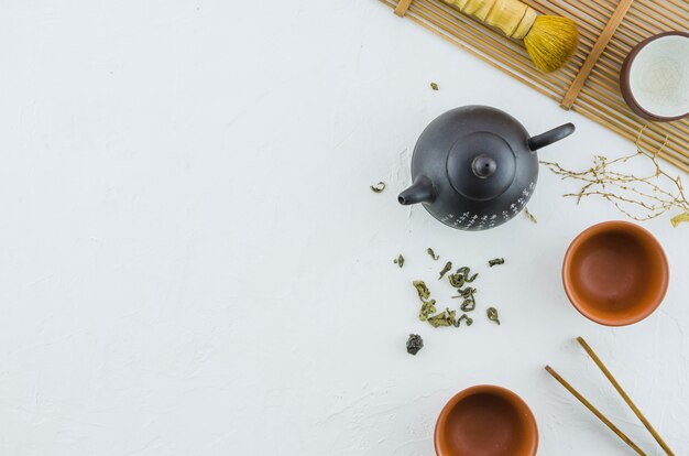 Eine erhöhte Ansicht des japanischen Kräutertees mit Teesatz auf weißem Hintergrund
