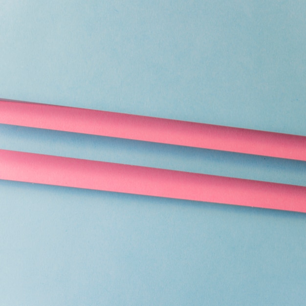 Eine erhöhte Ansicht von rosa Linien über dem grauen Hintergrund