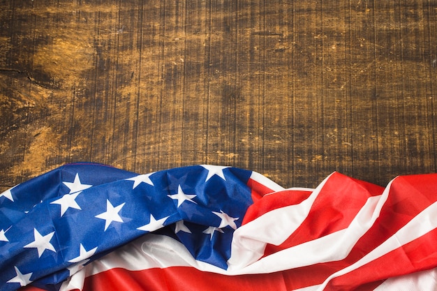 Eine erhöhte ansicht von usa-amerikanischer flagge auf holzoberfläche