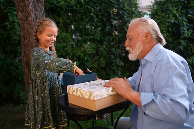 Kostenloses Foto eine familie in mittlerer aufnahme feiert geburtstag