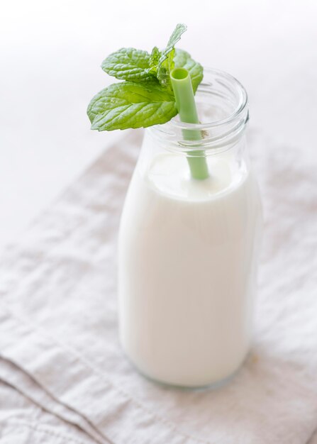 Eine Flasche Milch und Pfefferminze hinterlässt eine hohe Sicht