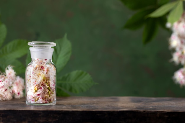 Kostenloses Foto eine flasche mit extrakt aus kastanienblumen