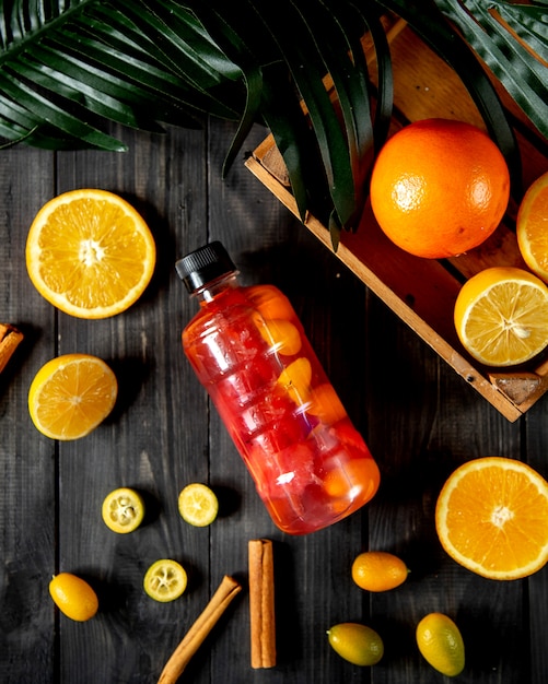 Kostenloses Foto eine flasche mit fruchtsaft