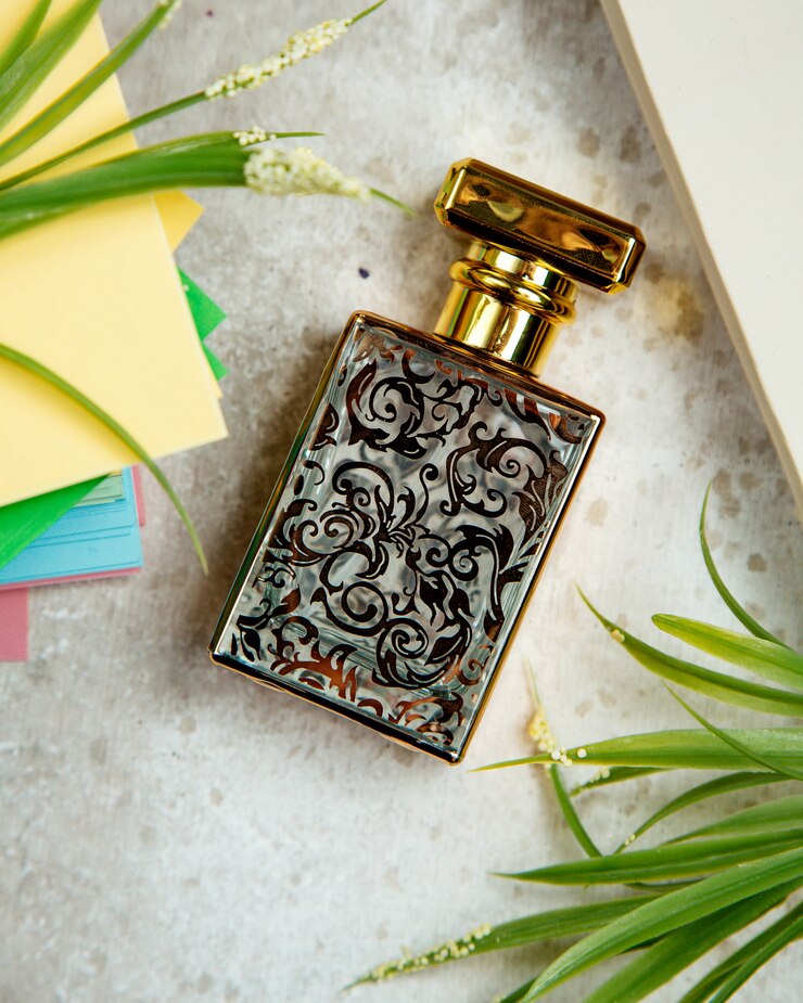 Kostenlose Foto eine flasche parfum auf dem tisch