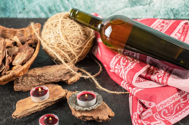 Eine Flasche Wein in einem rustikalen romantischen Konzept