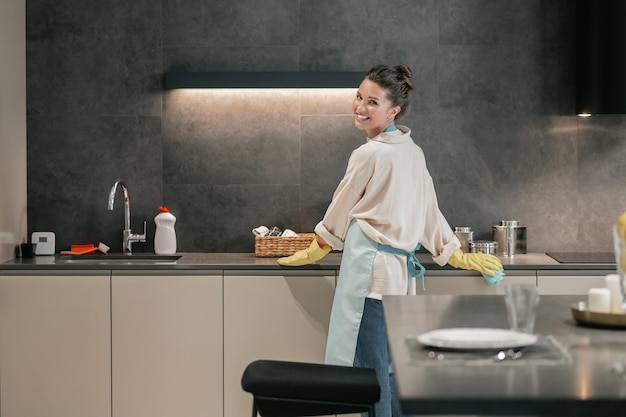 Eine Frau, die beschäftigt aussieht, während sie die Küche putzt