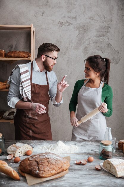 Eine Frau, die den Anweisungen eines Mannes über das Backen von Brot zuhört