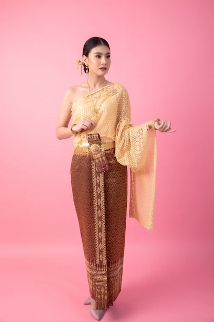 Eine Frau, die ein altes thailändisches Kleid trägt