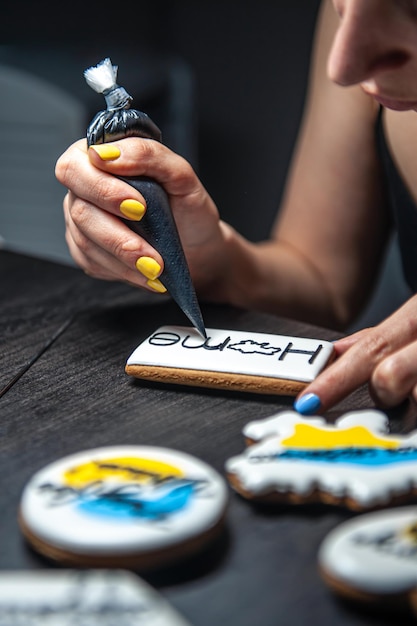 Eine Frau macht patriotischen Lebkuchen zur Unterstützung der Ukraine