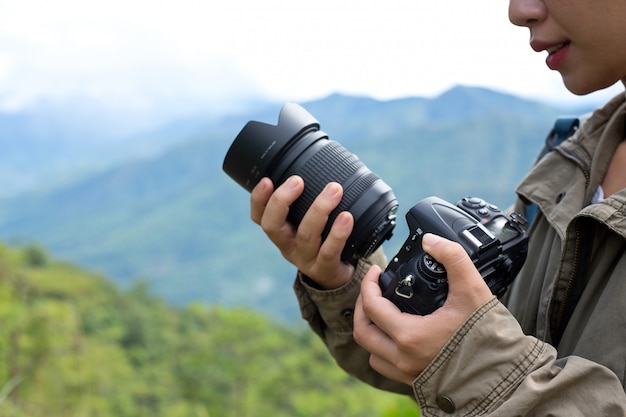 Eine Frau mit einer Kamera Weltfotografentag.