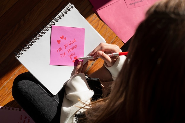 Kostenloses Foto eine frau schreibt jemandem einen romantischen liebesbrief