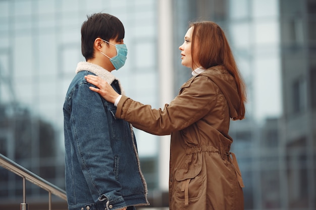 Eine frau und ein chinesischer mann tragen schutzmasken