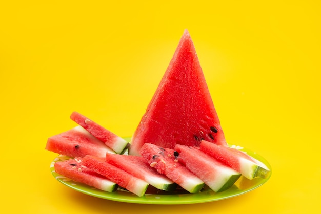 Eine frisch geschnittene wassermelone in vorderansicht, süß und weich auf gelber fruchtsaftfarbe