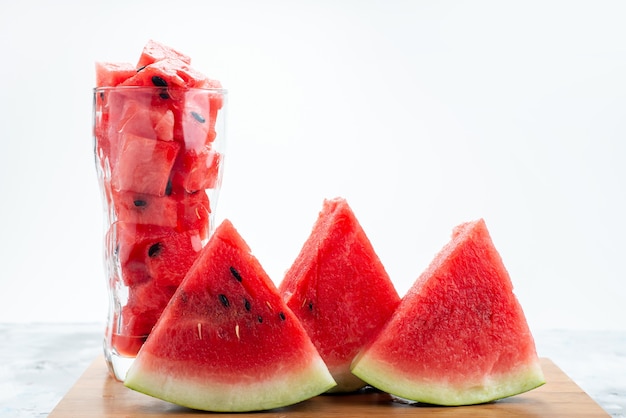 Eine frisch geschnittene Wassermelone in Vorderansicht, weich und süß auf Weiß