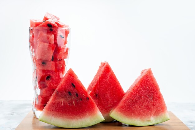 Eine frisch geschnittene Wassermelone in Vorderansicht, weich und süß auf Weiß