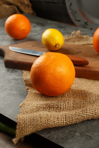 Eine frische Orange auf einem Stück Sackleinen mit hellem Schatten.