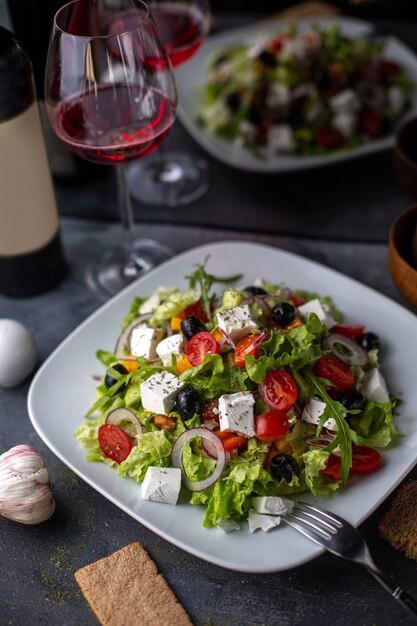 Eine Frontansicht Griechenland Salat geschnittener Gemüsesalat mit Tomaten Gurken weißen Käse und Oliven in weißen Platte Vitamin Gemüse