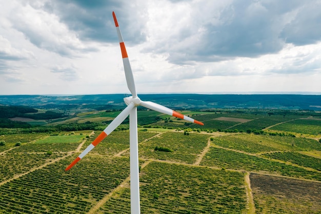 Eine funktionierende Windmühle in einem Feld