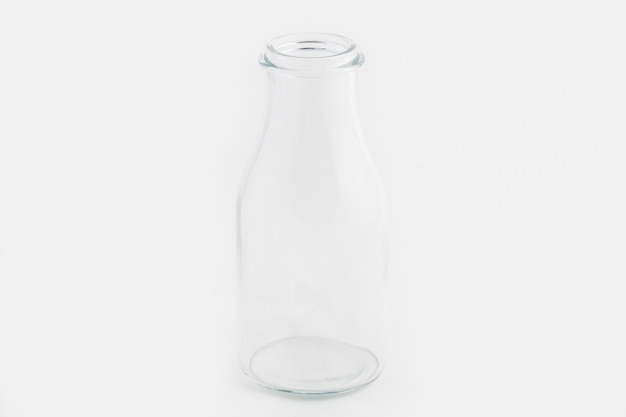 Eine Glasflasche lokalisiert auf einer weißen Wand