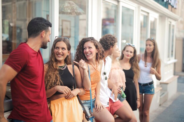 Eine Gruppe junger Leute redet und lacht auf der Straße