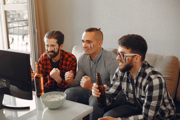 Eine Gruppe von Fans schaut Fußball im Fernsehen