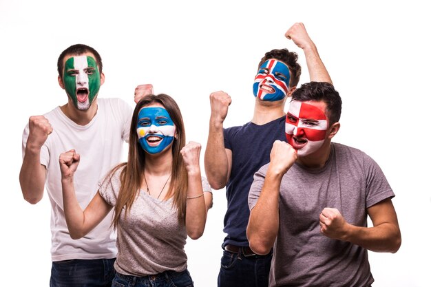 Eine Gruppe von Fans unterstützt ihre Nationalmannschaften mit bemalten Gesichtern. Argentinien, Kroatien, Island, Nigeria Fans Siegschrei isoliert auf weißem Hintergrund