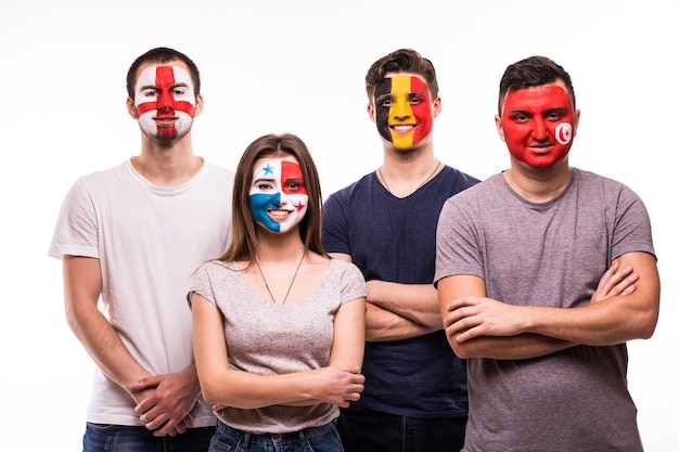 Eine Gruppe von Fans unterstützt ihre Nationalmannschaften mit bemalten Gesichtern. England, Belgien, Tunesien, Panama-Fans lokalisiert auf weißem Hintergrund