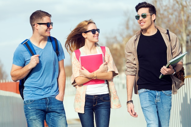 Eine Gruppe von Freunden, die auf der Straße nach dem Unterricht sprechen