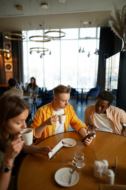 Eine Gruppe von Freunden schaut sich gemeinsam im Restaurant die Speisekarte an