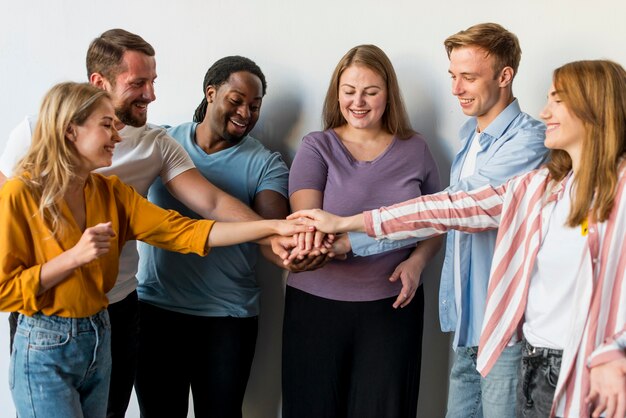 Eine Gruppe von Freunden versammelt sich