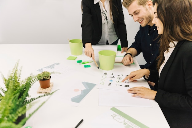 Eine Gruppe von Geschäftsleuten diskutiert im Büro über die Erhaltung der natürlichen Ressourcen
