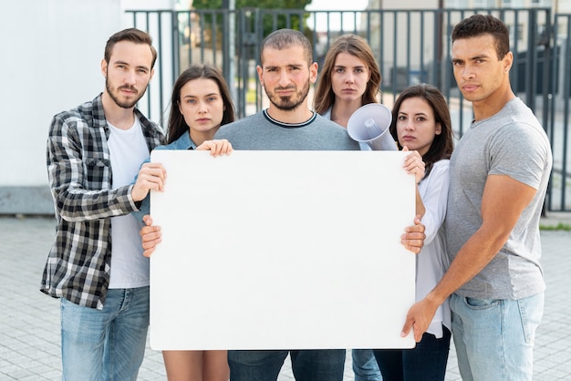 Eine Gruppe von Menschen steht für Frieden