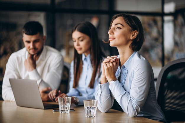 Eine Gruppe von Personen, die in einem Büro einen Geschäftsplan ausarbeiten