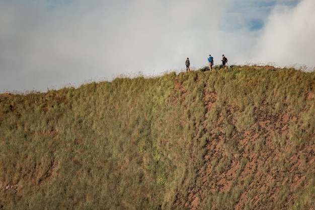 Eine Gruppe von Touristen geht in den Bergen spazieren. Bali